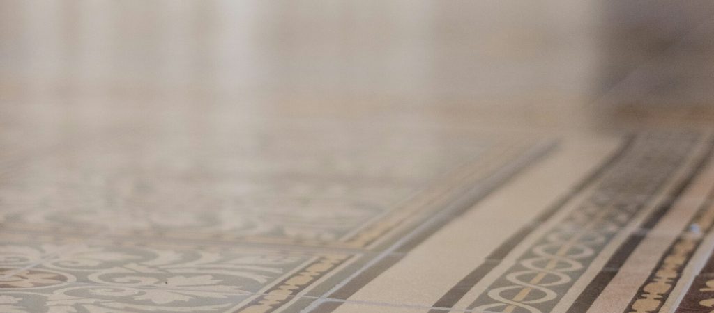 Großformatiger Fliesenboden im Innenbereich